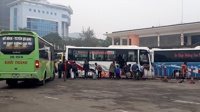 Người dân lỉnh kỉnh đồ đạc đổ về bến xe Mỹ Đình về quê ăn Tết